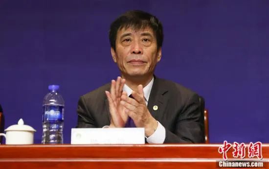 叶长敏鄙夷的看着那个领班，厌恶的说：在我面前装什么可怜？是想让我赔钱给你吗？正在拿手机拨号的那个女孩顿时愤怒的斥责道：你这人怎么这样呢。